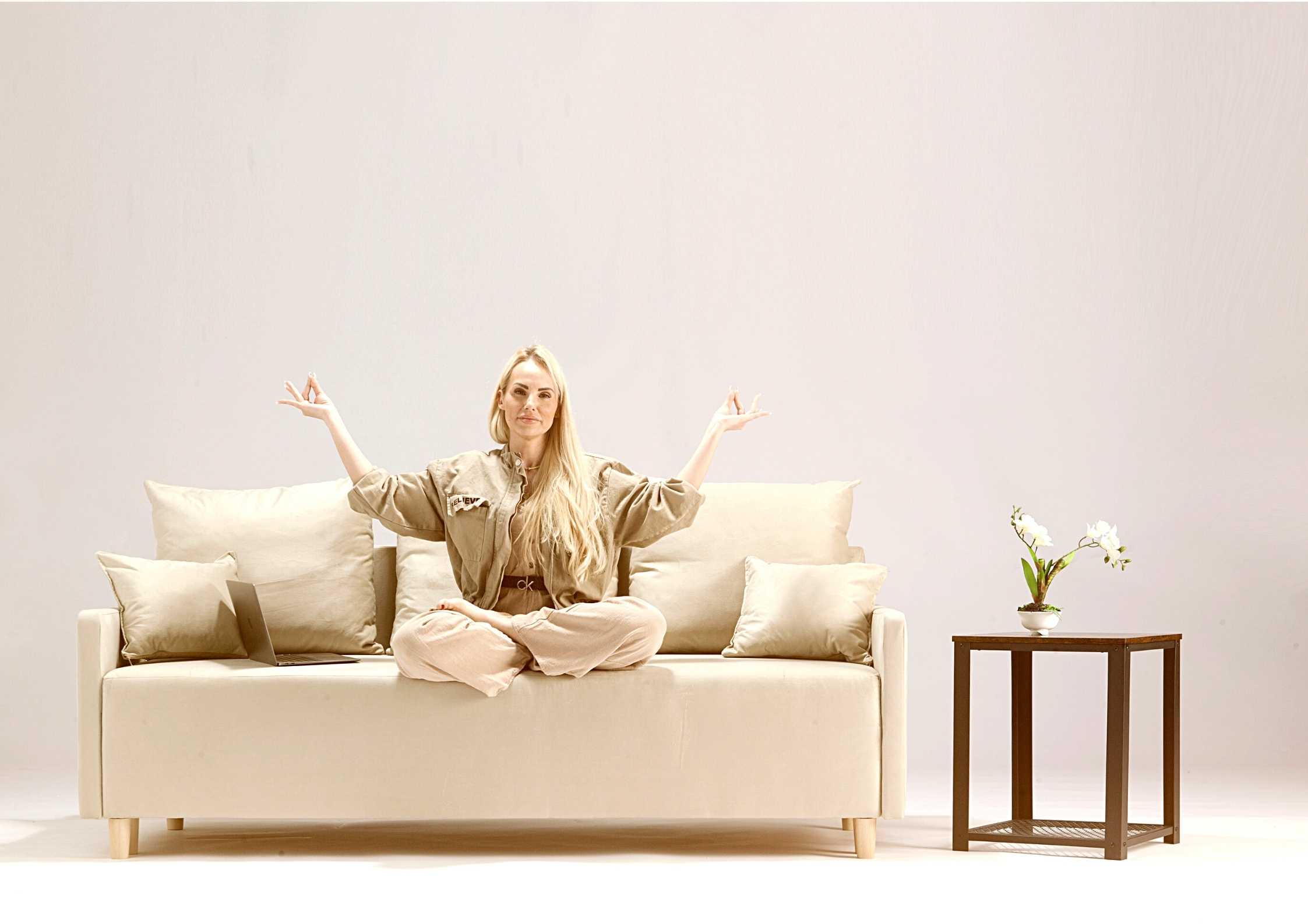 Beżowa skandynawska sofa rozkładana